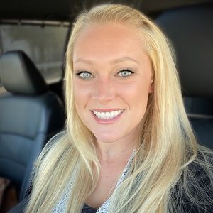 Meet your Posher, Larissa